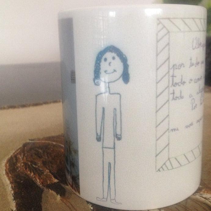 Utilize o desenho do seu filho e dedicatória para personalizar uma caneca e oferecer ao professor ou professora. Um presente inesquecível!