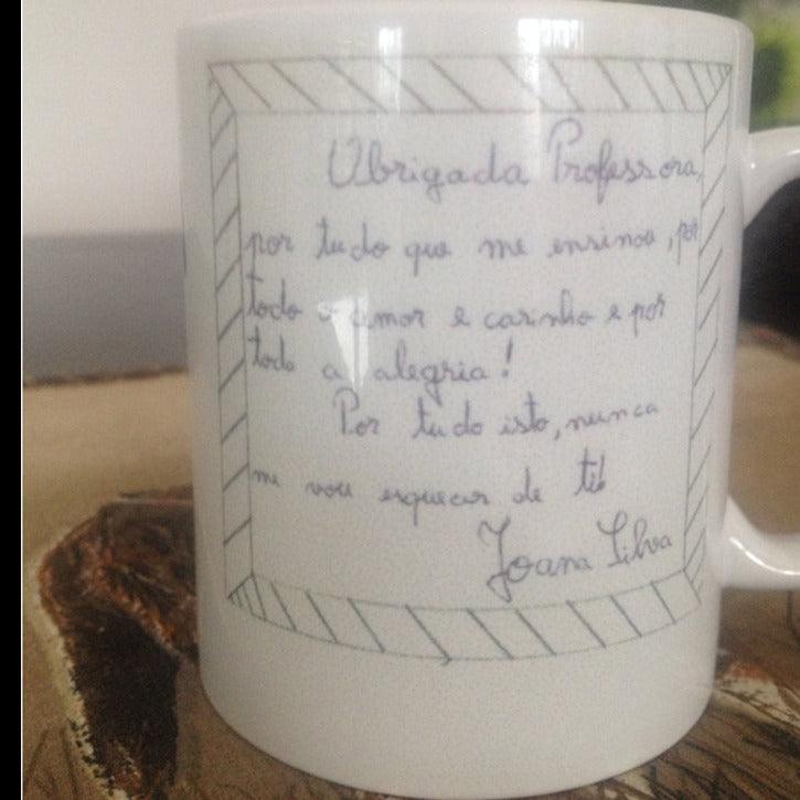 Utilize o desenho do seu filho e dedicatória para personalizar uma caneca e oferecer ao professor ou professora. Um presente inesquecível!